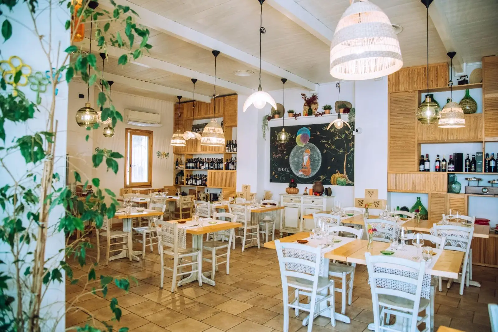 Sala del Pepenero Bistrot a Bisceglie, con grandi vetrate e legno naturale